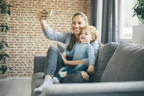 Att dela avslöjar barn på sociala nätverk