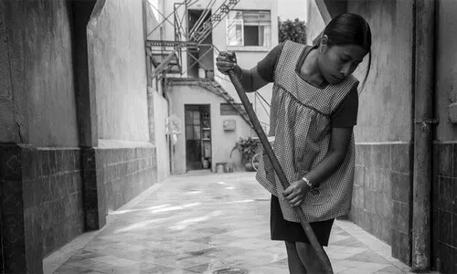 Roma, vaikystės portretas, pilnas detalių