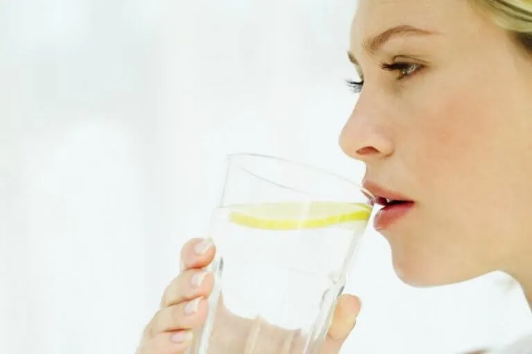 Varmt vand og citron om morgenen: fysiske og cerebrale fordele