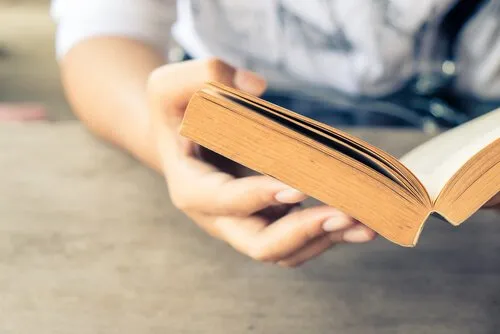 Leggere biografie e benefici psicologici