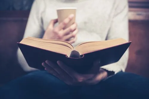 Leggere biografie e benefici psicologici