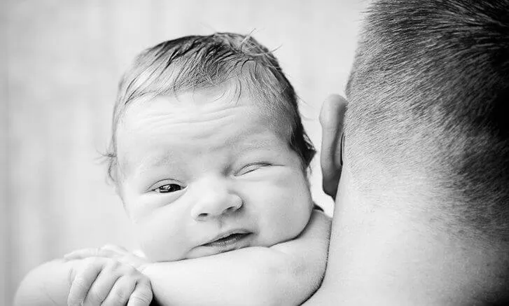 Un padre che si prende cura dei suoi figli non lo aiuta a esercitare la paternità