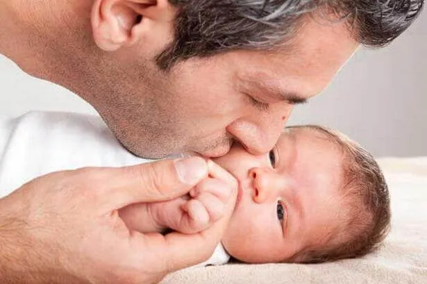 Un padre che si prende cura dei suoi figli non lo aiuta a esercitare la paternità