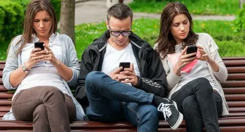Zespół FoMO strach przed byciem pominiętym
