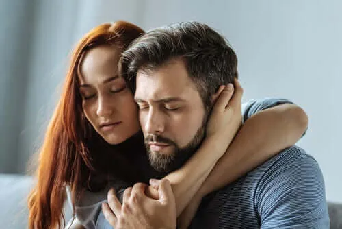 Загрљени пар' title='Рачунајте на мене: људи знају како да помогну