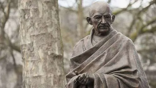 Gandhi szobor' title='Mahatma Gandhi: az erőszakmentesség vezetője