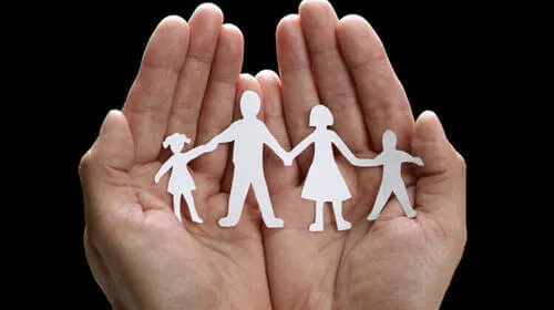 Figurer, der repræsenterer en familie.' title='Salvador Minuchin og strukturel familieterapi