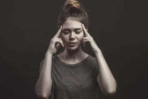 Mujer concentrándose.' title='Lecciones de negocios del Dalai Lama