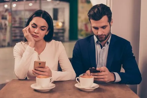 Att använda din smartphone för mycket förvärrar relationer och förstör empati
