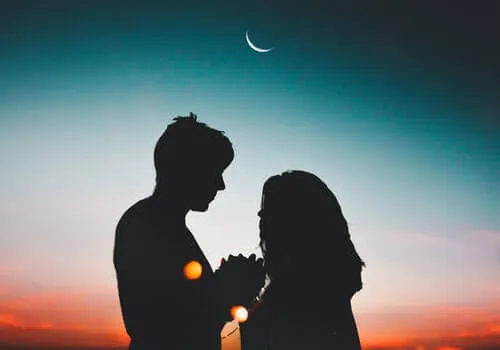 Casal ao luar.' title='Carta de amor: obrigado por existir