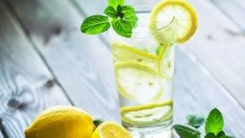 Varmt vand og citron om morgenen: fysiske og cerebrale fordele