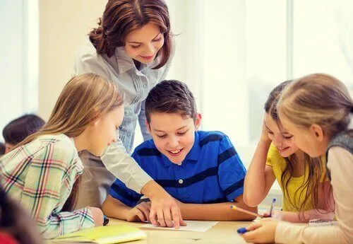 Lærer med elever' title='Piaget's quotes on childhood and learning