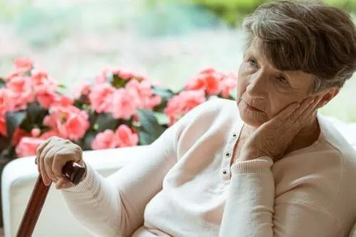 Starija žena izgubljena u mislima.' title='Razlike između Alzheimera's and Parkinson's