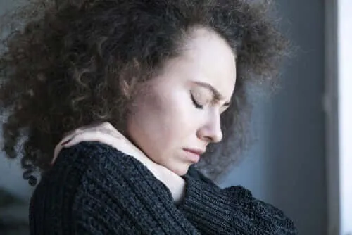 Depresívna žena so zavretými očami.' title='Predmenštruačná dysforická porucha (PMDD)