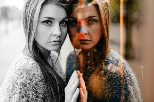 Mulher na frente de um espelho.' title='Alter ego: o que é e por que é bom ter um?