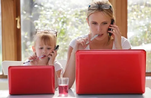 Copiii imită adulții: de ce se întâmplă asta?