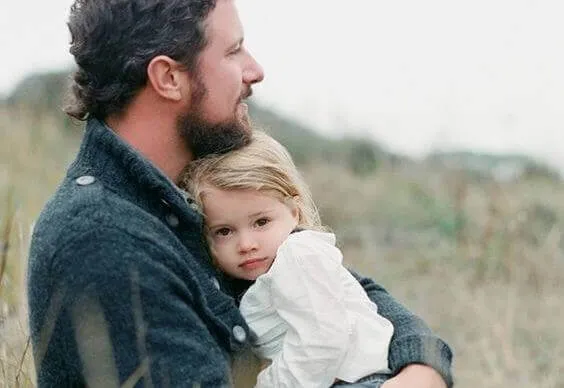 Un padre che si prende cura dei suoi figli non li' aiuta