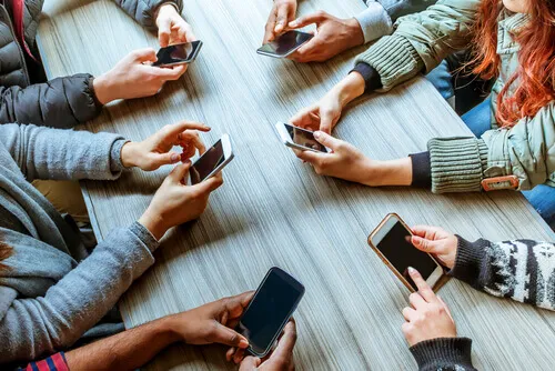 Phubbing: kiedy telefon komórkowy niszczy relacje